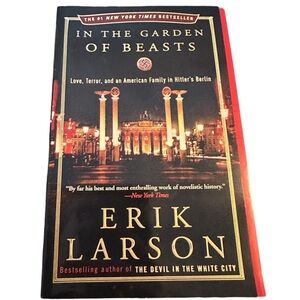 In the Garden of Beasts by Erik Larson Paperback Love Terror And Holocaust Book